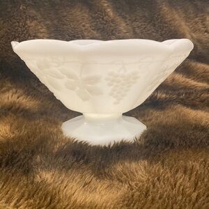 Vintage Anchor Hocking milk glas bowl PERFECT FOR YOUR SPRINGTIME HOLIDAY TABLE